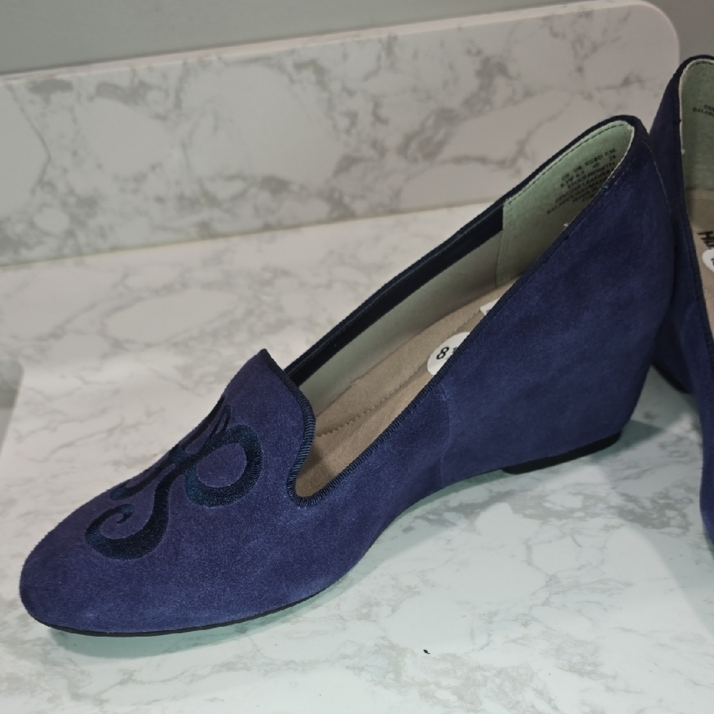 Hush Puppies Suede Wedges Woman's Size 8.5W - Picture 3 of 14